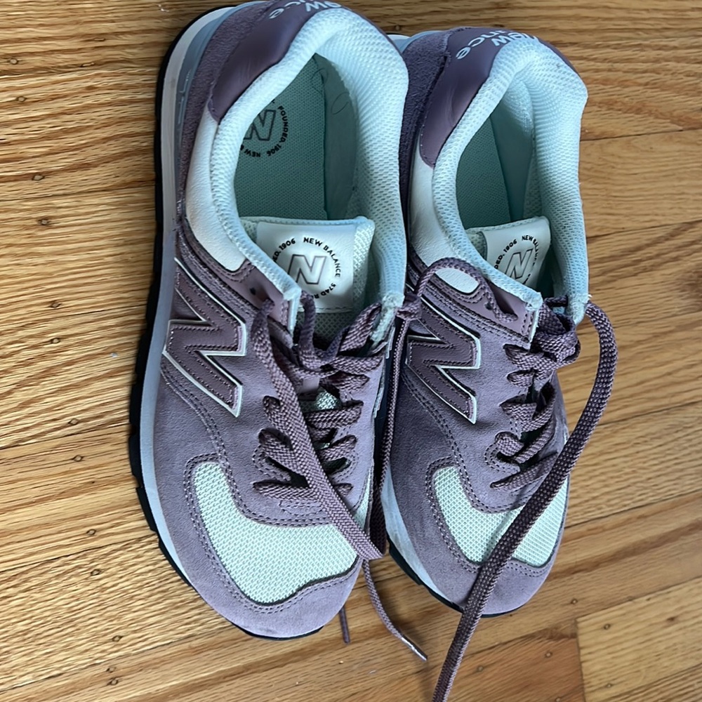 New balance tennis shoes